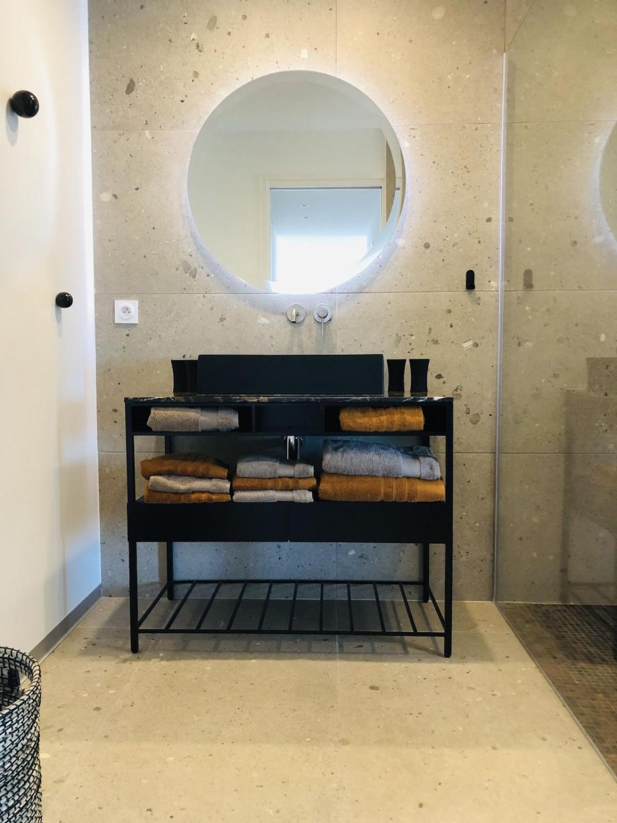 לה לבאנדו Appartement T3 Lumineux Traversant Totalement Neuf En Face De La Plage Front De Mer Vue Sur Les Iles Vue Mer Panoramique Assuree Residence De La Plage Centre Ville Du Lavandou 3Eme Etage Avec Ascenseur Appartement T3 מראה חיצוני תמונה