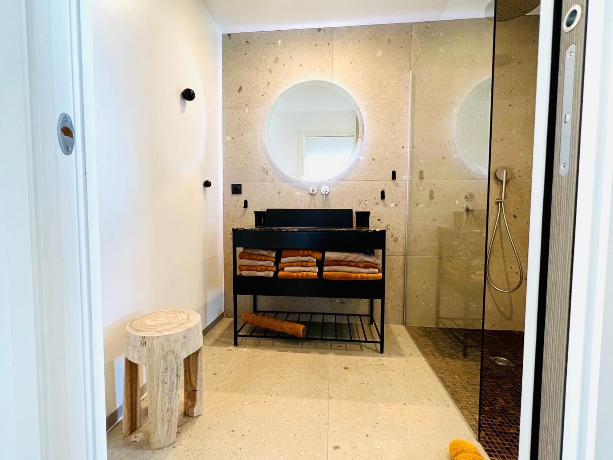לה לבאנדו Appartement T3 Lumineux Traversant Totalement Neuf En Face De La Plage Front De Mer Vue Sur Les Iles Vue Mer Panoramique Assuree Residence De La Plage Centre Ville Du Lavandou 3Eme Etage Avec Ascenseur Appartement T3 מראה חיצוני תמונה