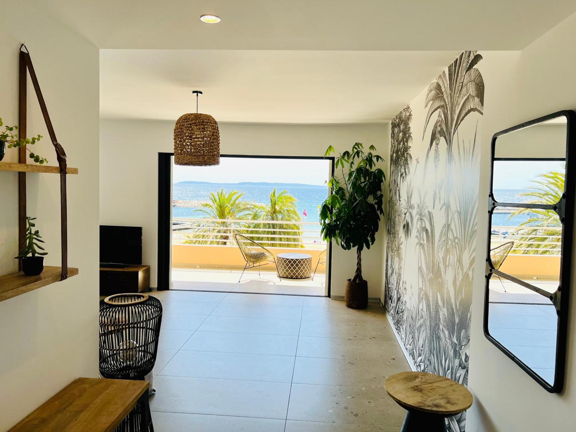 לה לבאנדו Appartement T3 Lumineux Traversant Totalement Neuf En Face De La Plage Front De Mer Vue Sur Les Iles Vue Mer Panoramique Assuree Residence De La Plage Centre Ville Du Lavandou 3Eme Etage Avec Ascenseur Appartement T3 מראה חיצוני תמונה