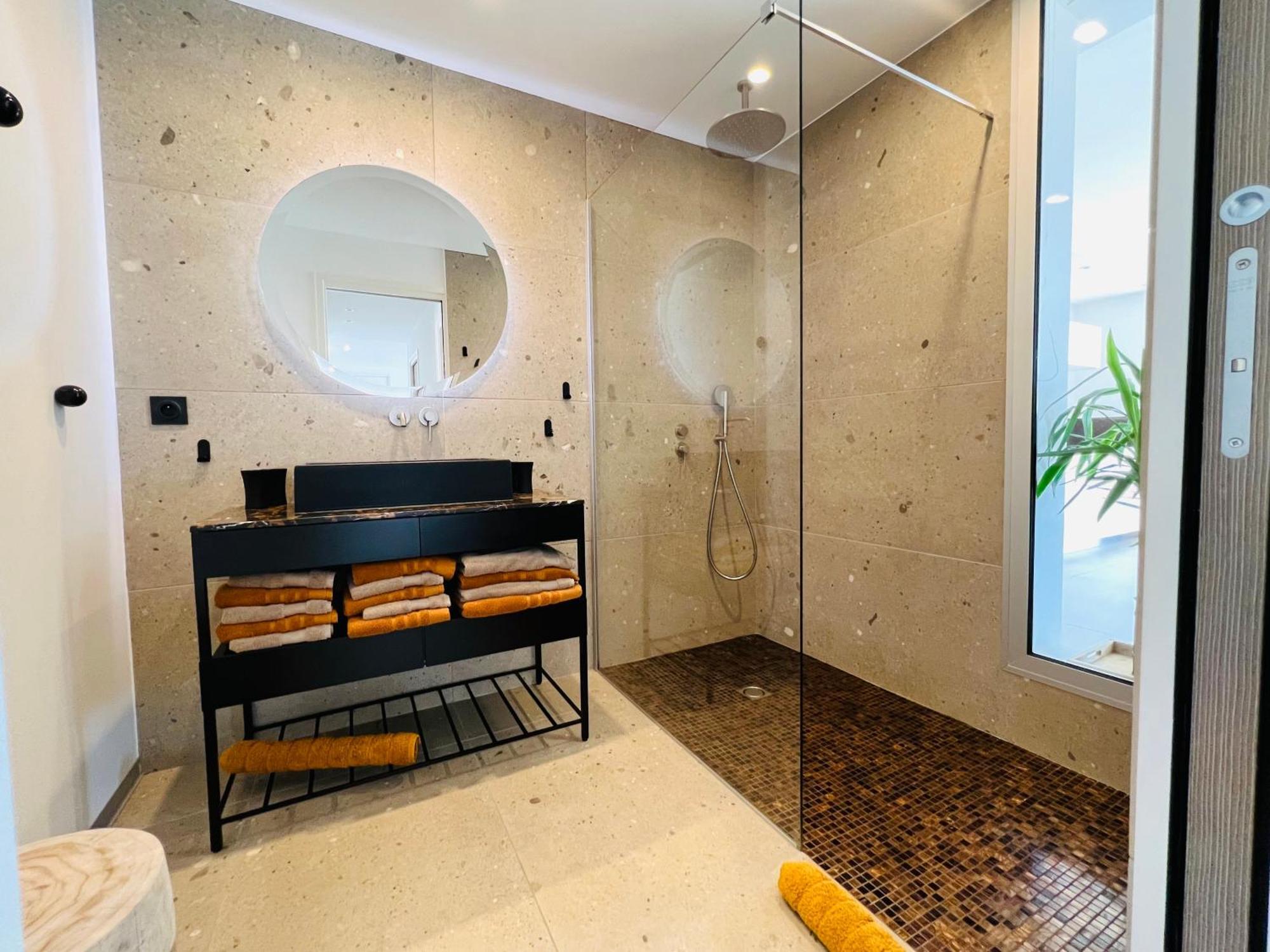 לה לבאנדו Appartement T3 Lumineux Traversant Totalement Neuf En Face De La Plage Front De Mer Vue Sur Les Iles Vue Mer Panoramique Assuree Residence De La Plage Centre Ville Du Lavandou 3Eme Etage Avec Ascenseur Appartement T3 מראה חיצוני תמונה